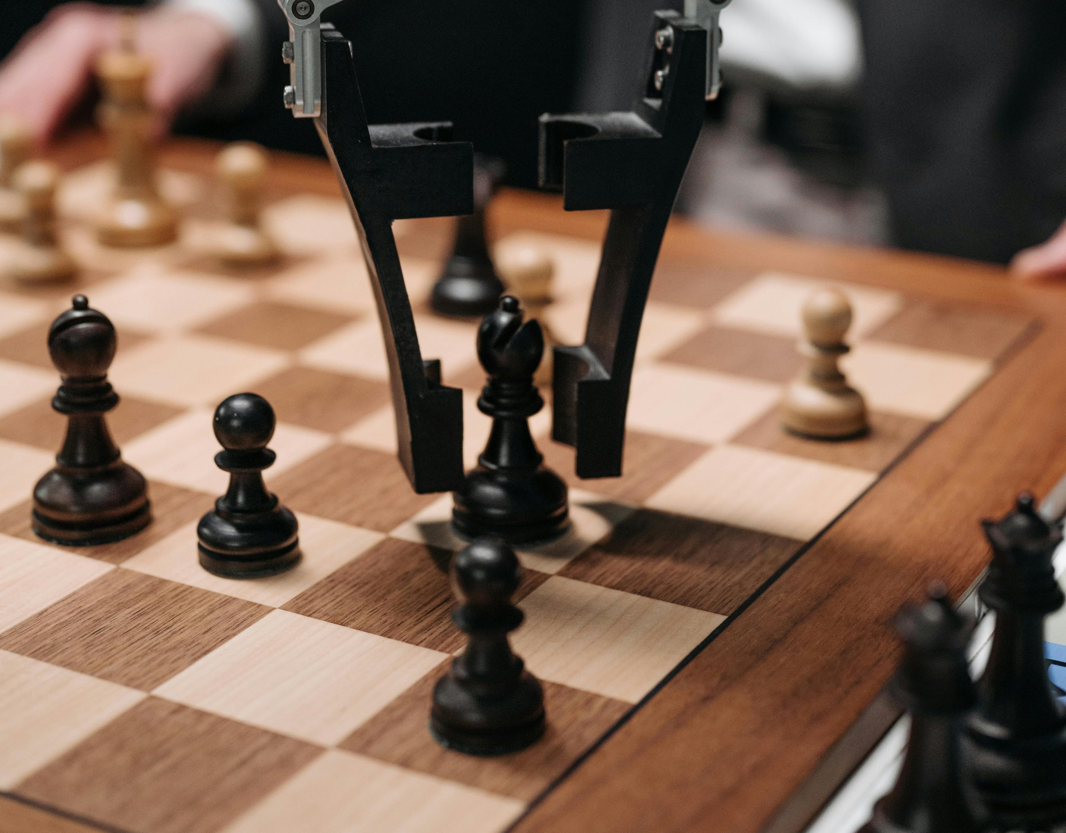 一张机械臂在棋盘上盘旋棋子的照片。